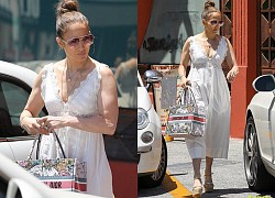 Jennifer Lopez gây tranh cãi khi mặc váy ngủ đi mua sắm