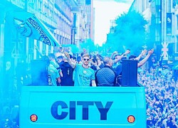 Man City diễu hành ăn mừng huyên náo Manchester