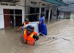 Mưa lớn, lũ dâng cao, người dân Tam Đảo hối hả sơ tán tài sản