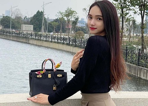 Hương Giang giữ thói quen đeo túi nửa tỷ kiểu lạ mỗi khi đi nước ngoài