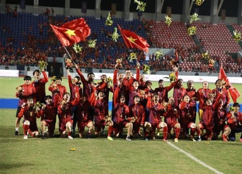 SEA Games 31: Đoạt huy chương Vàng, đội tuyển bóng đá nữ Việt Nam nhận vô số lời khen và mưa tiền thưởng