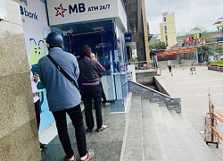 Thích ứng 'không tiền mặt', giao dịch rút tiền mặt qua ATM giảm