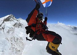 Cú nhảy dù hợp pháp đầu tiên trên đỉnh Everest