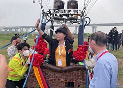 Du khách thích thú với tour "Du lịch bay"