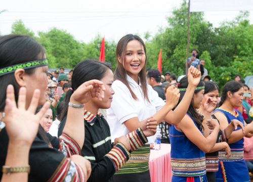 H'Hen Niê giản dị tặng giếng cho người dân vùng khó khăn