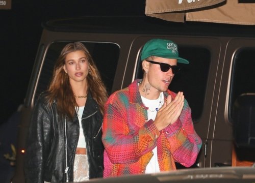 Justin Bieber sành điệu đi ăn tối cùng bà xã Hailey Baldwin