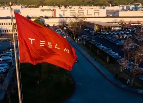 Tesla thuê công ty theo dõi nhân viên trong hội kín Facebook