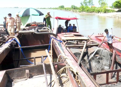 Bắt 3 tàu khai thác cát trái phép trên sông Đáy