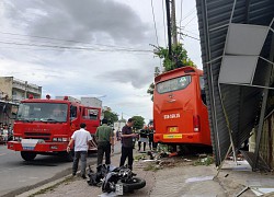 Cà Mau: Xe khách Phương Trang lao vào quán cà phê ven đường, 1 nhân viên FPT tử vong