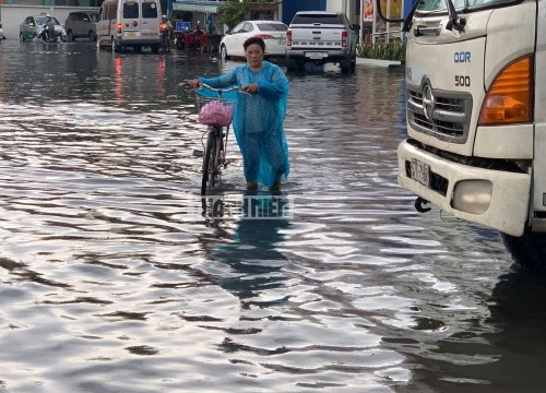 Long An: Sau cơn mưa lớn kéo dài, người dân Bến Lức vất vả trong biển nước