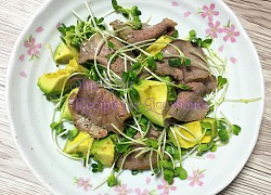 Cách làm salad bò nướng lòng đào trái bơ đơn giản chuẩn vị Âu