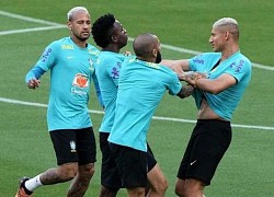 Neymar cuống cuồng ngăn Vinicius và Richarlison ẩu đả trên sân tập ĐT Brazil