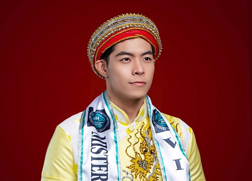 Ngô Hoàng Phi Việt mặc áo dài Vương Triều đến Mister National Universe 2022