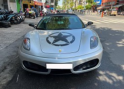 Ferrari F430 Spider lộ mặt sau thời gian dài nằm im trong garage, thân xe dán logo tiết lộ có thể tham gia hành trình siêu xe lớn sắp tới