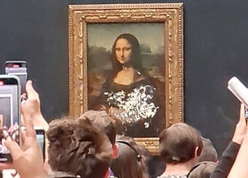 Kiệt tác Mona Lisa bị ném đầy bánh ngọt