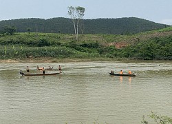 Lật thuyền trên sông, vợ bị nước cuốn tử vong, chồng được cứu sống