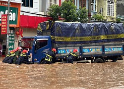 Phố núi Sơn La ngập nặng sau mưa lớn, xe cộ 'bơi' trong nước