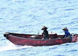 Tàu thuyền Trung Quốc 'ăn vạ' ở Trường Sa: Bu bám Huy Gơ