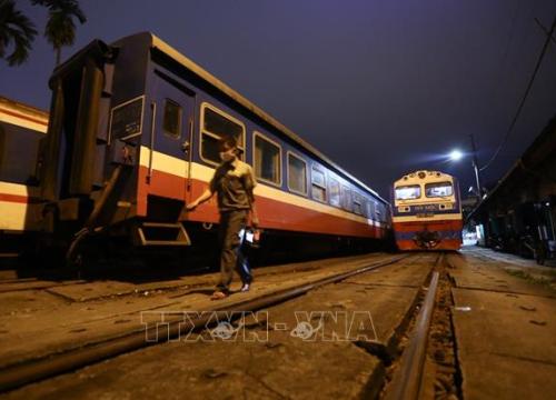 Thông tuyến Hà Nội - Hải Phòng sau sự cố ô tô chở máy xúc va cầu chui đường sắt