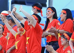 U23 Thái Lan thủng lưới, CĐV phát loa báo tin cho U23 Việt Nam ngay tại sân