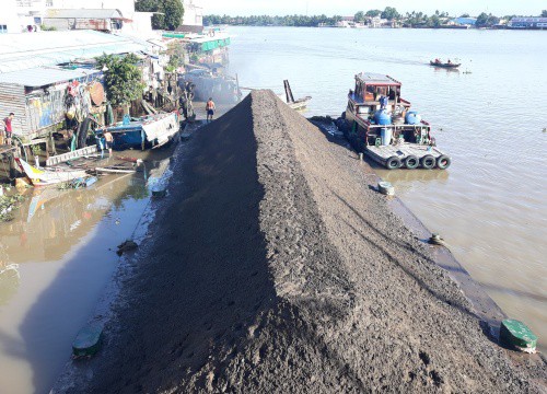 Vĩnh Long: Tàu kéo sà lan va chạm 2 ghe cá, một người bị thương nặng