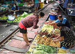 Chợ đường tàu độc đáo nhất thế giới dần 'hồi sinh' hậu Covid-19