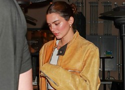 Kendall Jenner xinh đẹp đi ăn tối cùng mẹ và chị gái