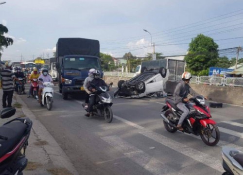 Ô tô đâm dải phân cách rồi lật ngửa, 5 người bò ra ngoài kêu cứu