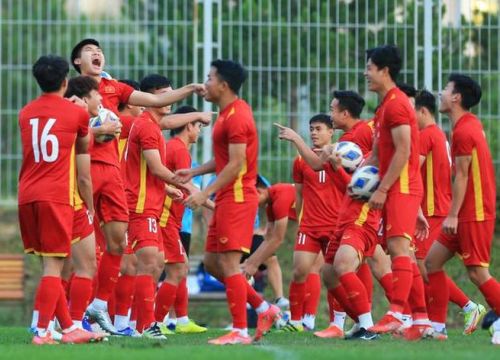 Phan Tuấn Tài búng tai Nhâm Mạnh Dũng, U23 Việt Nam chơi cực vui trước tứ kết U23 châu Á 2022