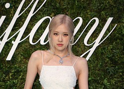 Rosé (BLACKPINK) dự sự kiện với outfit cắt xẻ bạo nhất từ trước đến nay, tiếc là vẫn còn giữ sự 'một màu' nhàm chán này