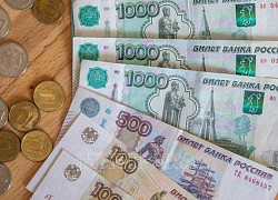 Tỷ giá hối đoái giữa đồng ruble với USD và euro tăng lên mức cao nhất trong 2 tuần