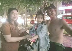 'Bão tim' người bế cháu bé đi dọc bờ biển gần 1 tiếng tìm cha mẹ