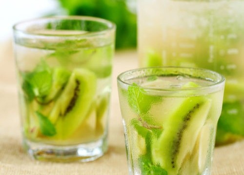 Cocktail kiwi với lá bạc hà mát lạnh xua tan nắng nóng