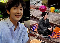 Lee Jun Ki check-in Hội An, thích thú khi được ngồi thuyền trên sông, liên tục vẫy tay chào fan