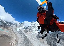 Mạo hiểm nhảy dù từ núi Everest, người đàn ông đi vào lịch sử thế giới