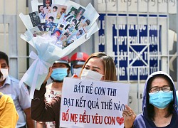 Mẹ trẻ cầm bó hoa toàn ảnh idol Hàn cổ vũ con đi thi: 'Kết quả thế nào bố mẹ vẫn yêu con'