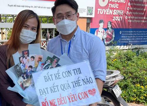 Người mẹ cổ vũ con thi lớp 10 bằng bó hoa làm từ ảnh thần tượng: "Không sao đâu con, mình cứ học đến đâu thì thi đến đó"