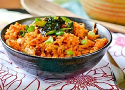 Cách rang cơm trứng xúc xích cà rốt thập cẩm ngon kiểu Nhật tại nhà