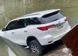 Chùm ảnh giải cứu xe Toyota Fortuner và nữ tài xế 'tắm' sông Hà Nội giữa trời nắng gay gắt