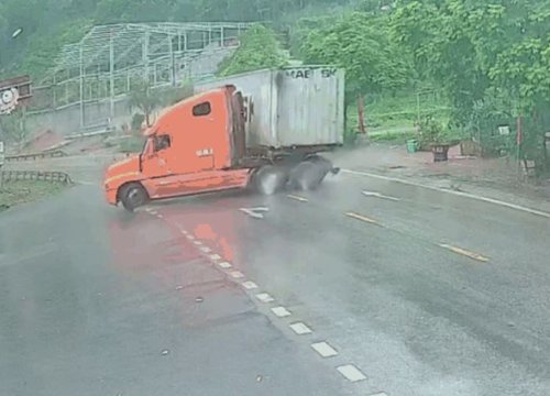 Clip: Container "drift" rồi xoay ngược đầu như phim hành động