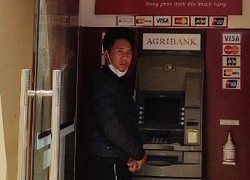 Dùng dao khống chế người phụ nữ, cướp tiền tại trụ ATM