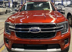 Ford Everest 2023 xuất hiện tại xưởng dịch vụ chính hãng: Hé lộ danh sách trang bị ấn tượng, áp lực cho Fortuner và Santa Fe