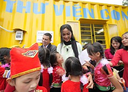 H&#8217;Hen Niê giản dị đi trao thư viện sách tại Lai Châu