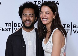 Katie Holmes diện đầm xuyên thấu dự sự kiện cùng bạn trai mới