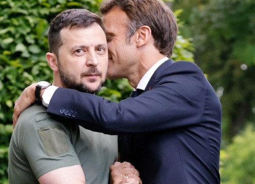 Khoảnh khắc giữa ông Macron và ông Zelensky gây xôn xao