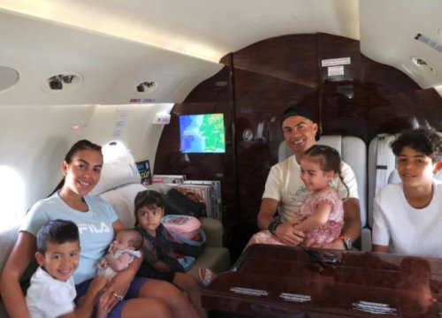 Ronaldo bên Georgina và các con đi nghỉ mát, có cả em bé 2 tháng tuổi