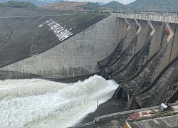 Thủy điện Hòa Bình mở cửa xả đáy, nước cuồn cuộn đổ về hạ du