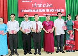 70 học viên hoàn thành bồi dưỡng ngạch chuyên viên