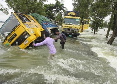 Bangladesh, Ấn Độ khẩn trương cứu trợ hàng triệu người mắc kẹt trong lũ lụt