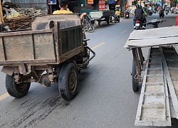 Hà Nội: Xe 3 bánh vẫn ngang nhiên 'diễn xiếc' trên đường